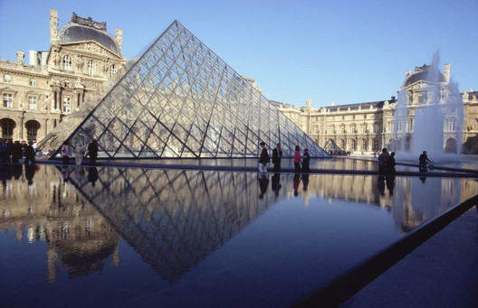 Transparent glass pyramid with reflecting pool at Grand Louvre in daytime, Paris / France. Architecture: I. M. Pei & Partners, New York. Photography: Thomas Mayer. Image © ERCO GmbH, www.erco.com