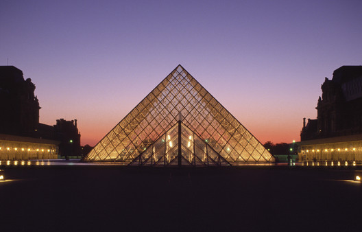 Illuminated glass pyramid at Grand Louvre during twilight, Paris / France. Architecture: I. M. Pei & Partners, New York. Lighting design: Claude and Danielle Engle, Washington. Photography: Thomas Mayer. Image © ERCO GmbH, www.erco.com