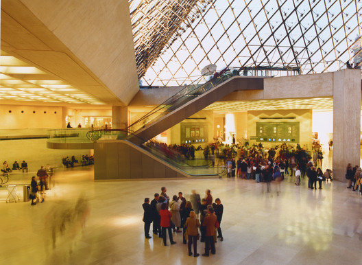 Glass pyramid with illuminated pyramid-shaped ceiling grid at Grand Louvre, Paris / France. Architecture: I. M. Pei & Partners, New York. Lighting design: Claude and Danielle Engle, Washington. Photography: Martin Müller. Image © ERCO GmbH, www.erco.com