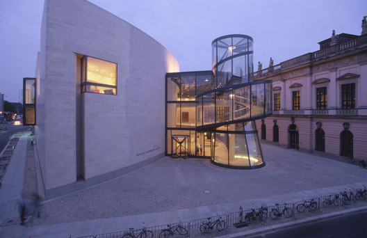 Exterior view of Deutsches Historisches Museum (German Historical Museum) at night, Berlin / Germany. Architecture: Pei Associates, New York. Photography: Rudi Meisel. Image © ERCO GmbH, www.erco.com
