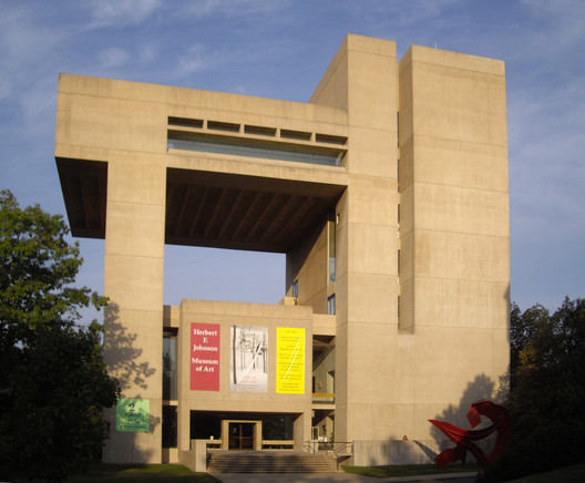 Herbert F. Johnson Museum of Art at Cornell University, Ithaca / USA.  Architecture: I. M. Pei. Image © <a href='https://commons.wikimedia.org/wiki/File:Johnson-museum-of-art-cornell.JPG'> Wikimedia user Dmadeo</a> licensed under <a href='https://creativecommons.org/licenses/by-sa/3.0/deed.en'>CC BY-SA 3.0