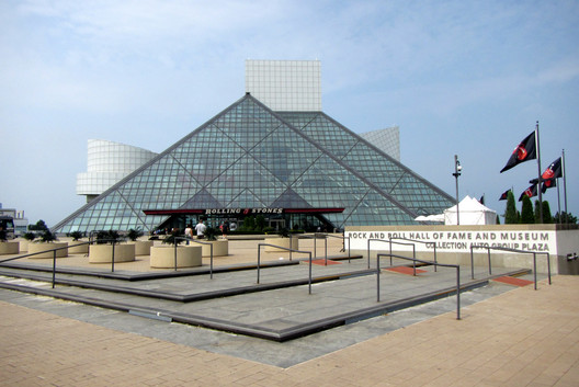 Tetrahedral glass tent at Rock and Roll Hall of Fame and Museum, Cleveland / USA. Architecture: Pei Cobb Freed & Partners Architects. Image © Panoramio user Bohao Zhao <a href='https://commons.wikimedia.org/wiki/File:Rock_%5E_Roll_Hall_of_Frame_-_panoramio.jpg'>via Wikimedia</a> licensed under <a href='https://creativecommons.org/licenses/by/3.0/deed.en'>CC BY 3.0</a>