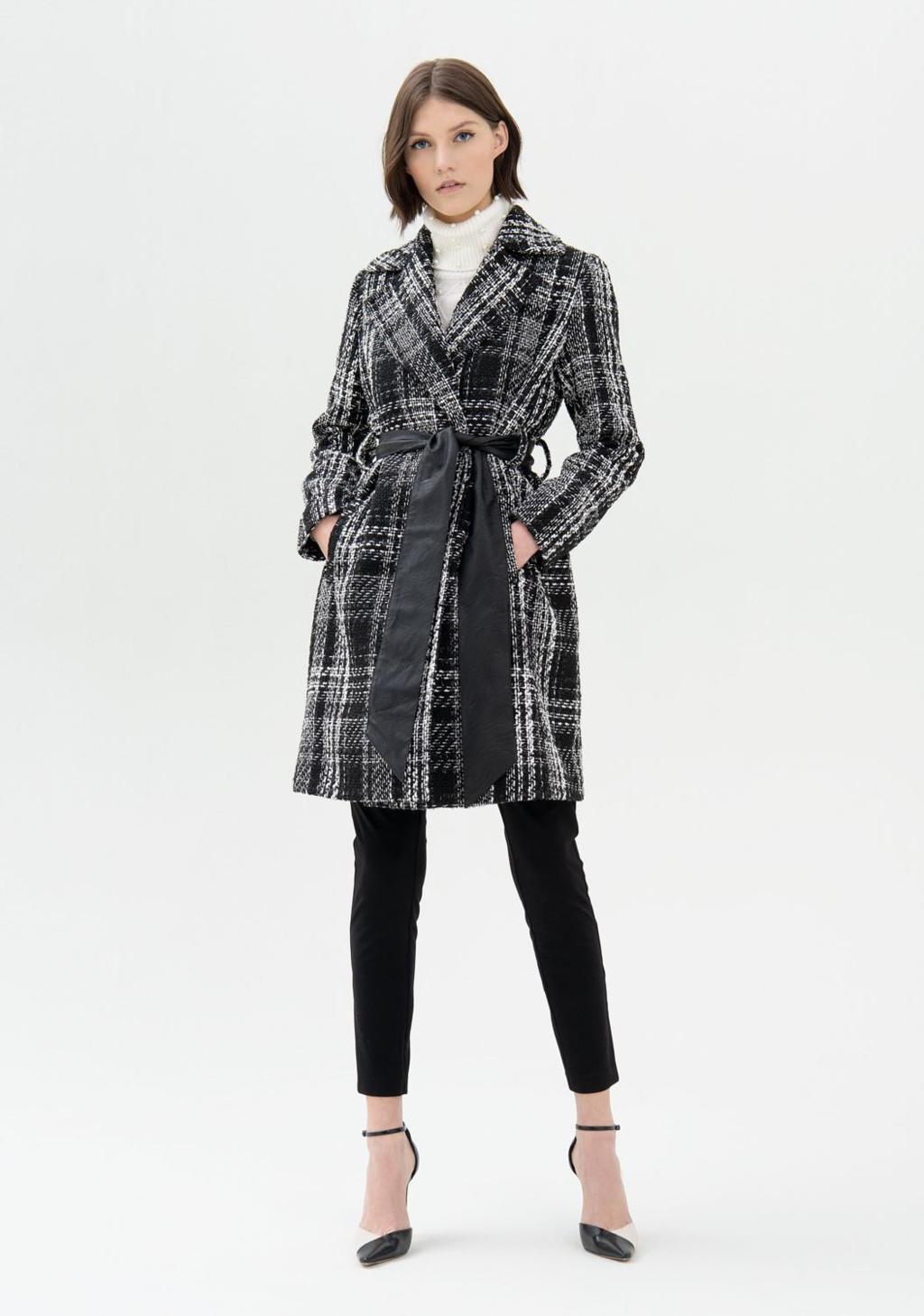 cappotto bianco e nero