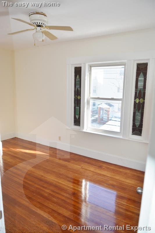 12 Willard Ave, Tufts