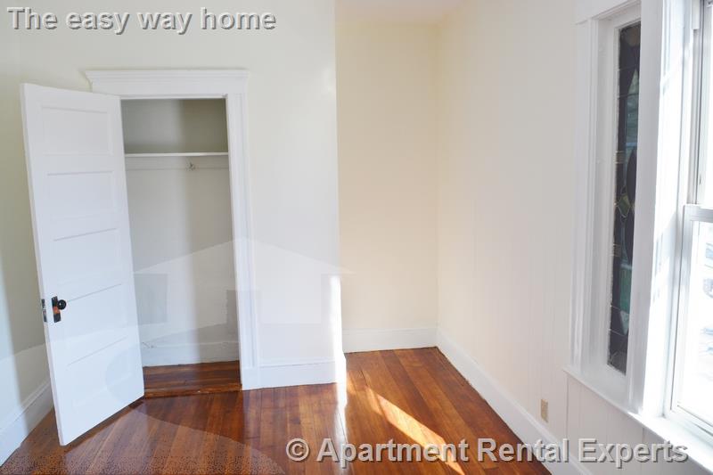 12 Willard Ave, Tufts