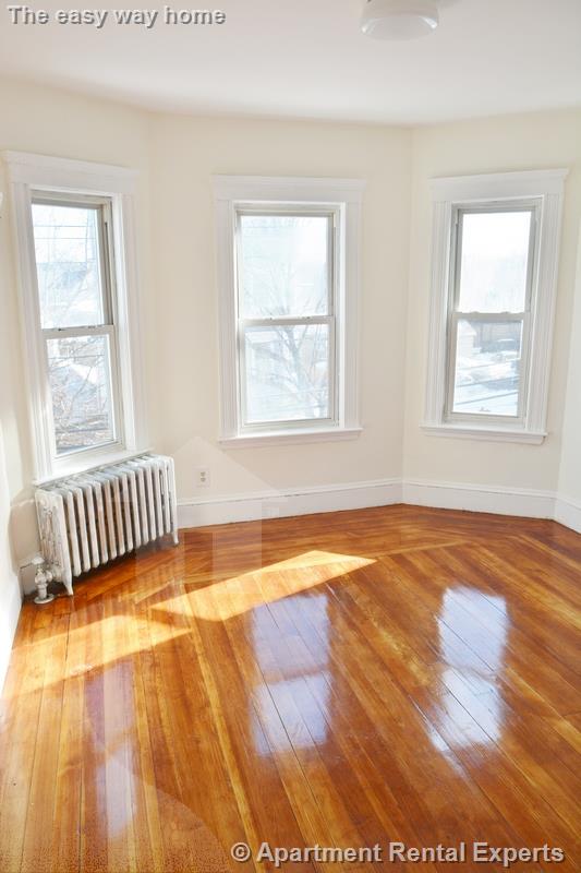 12 Willard Ave, Tufts