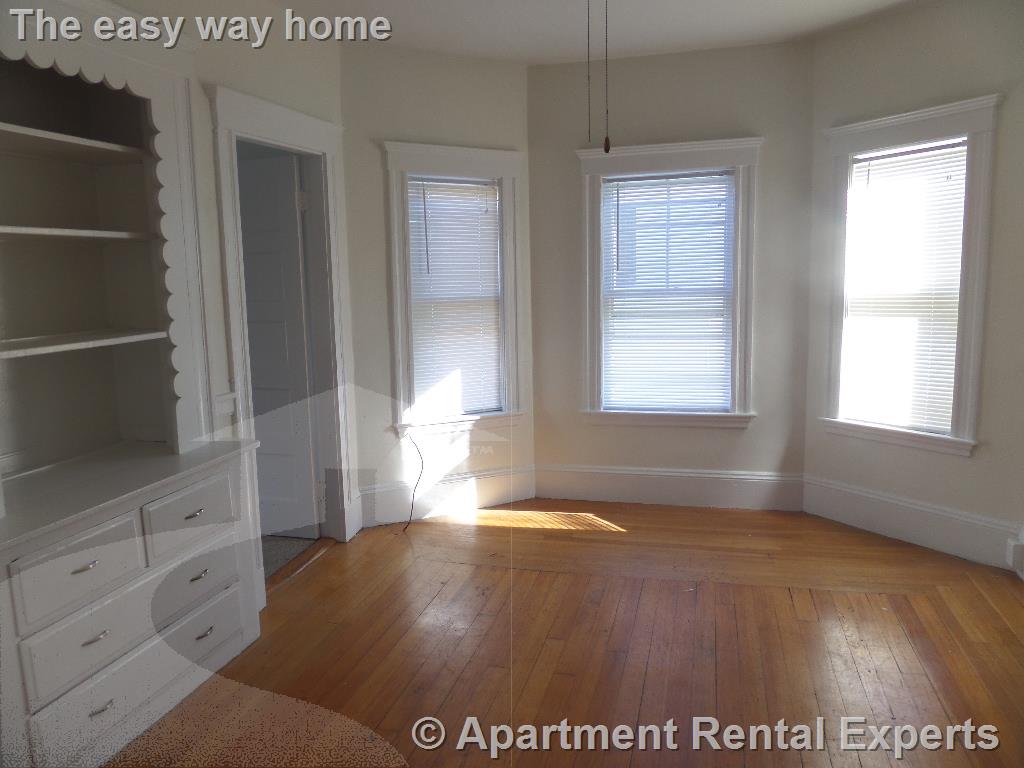 294 Boston Ave, Tufts