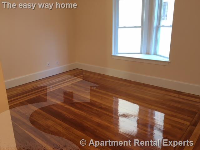 24 Willard Ave, Tufts