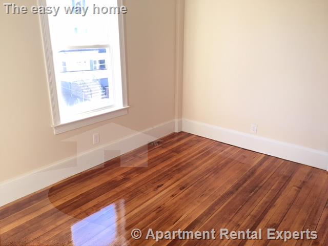 24 Willard Ave, Tufts