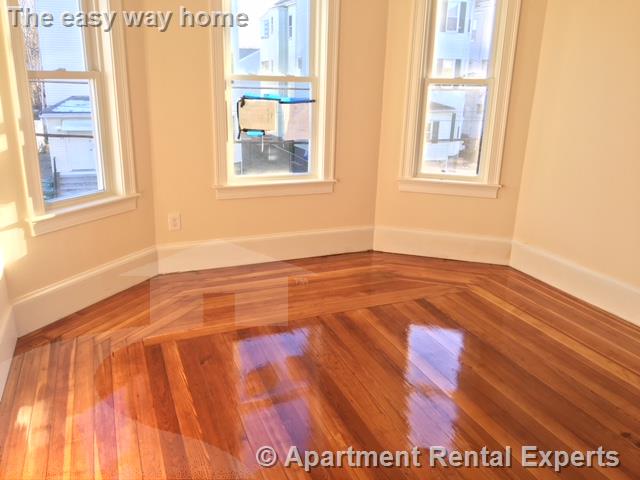 24 Willard Ave, Tufts