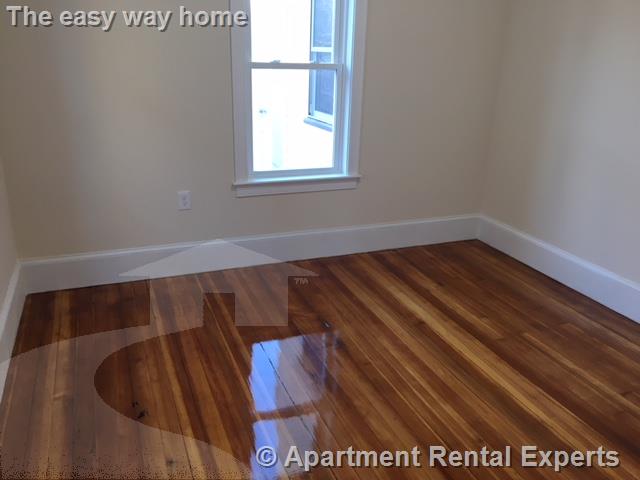 24 Willard Ave, Tufts