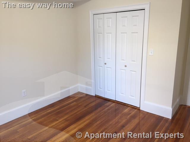 24 Willard Ave, Tufts