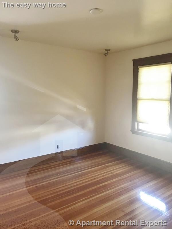 24 Ashland St, Medford Square