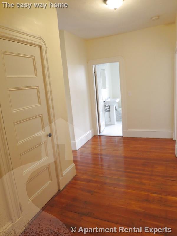 454 Broadway, Magoun Square