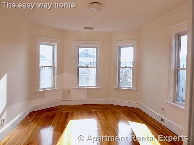 12 Willard Ave, Tufts