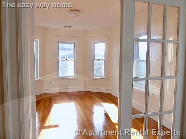 12 Willard Ave, Tufts