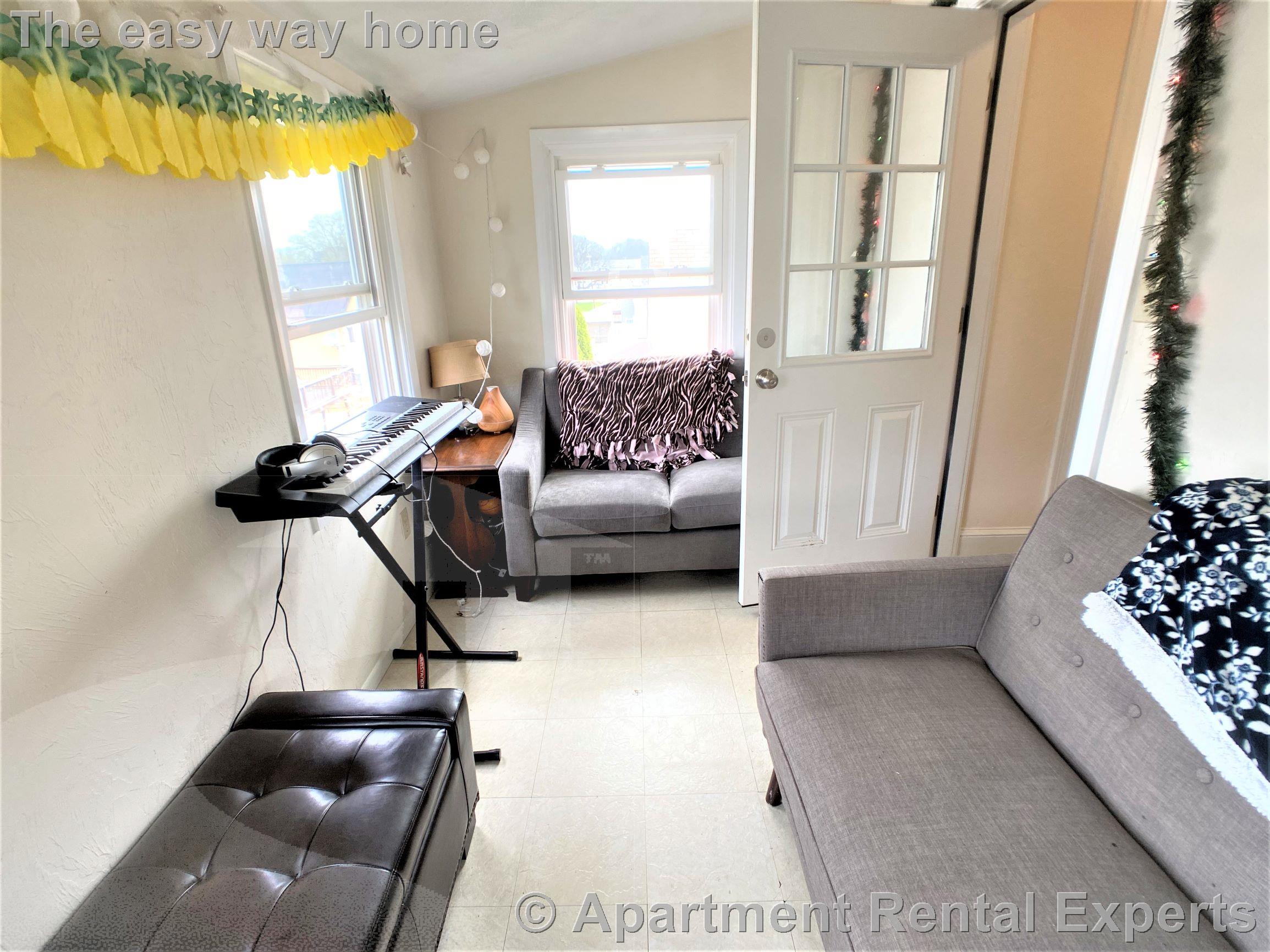 24 Willard Ave, Tufts