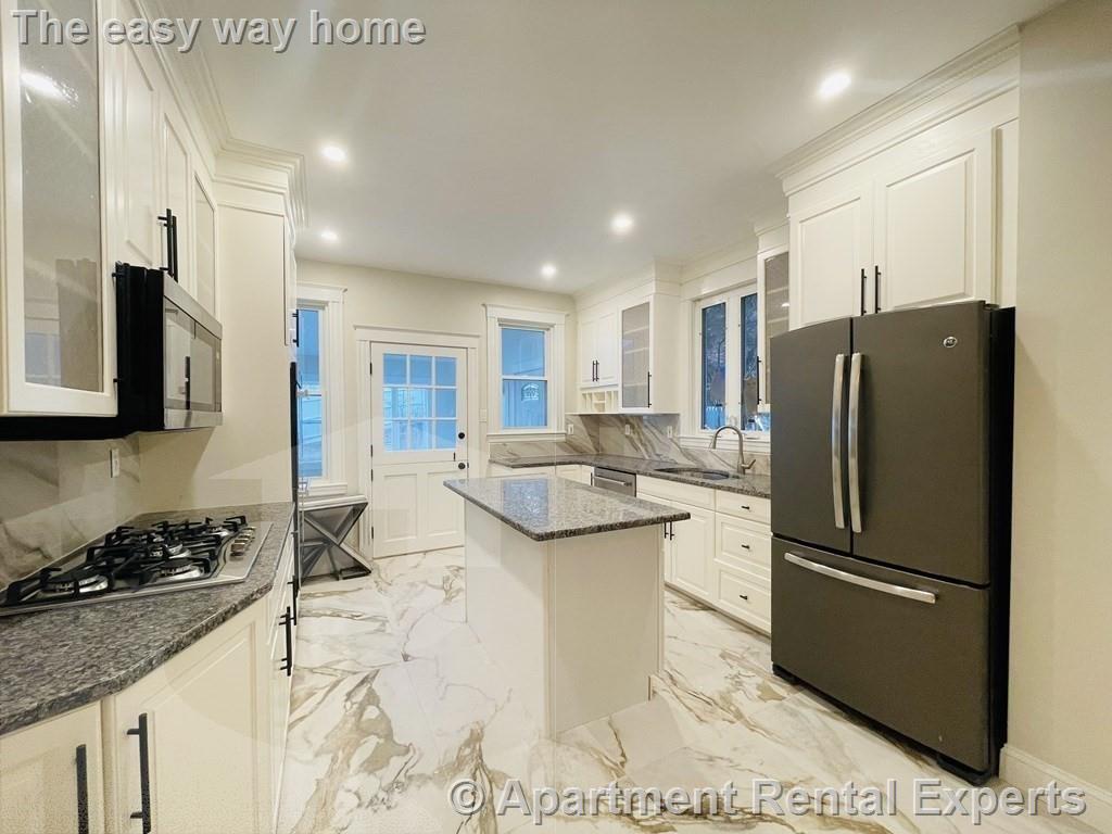 28 Wolcott Rd, Chestnut Hill