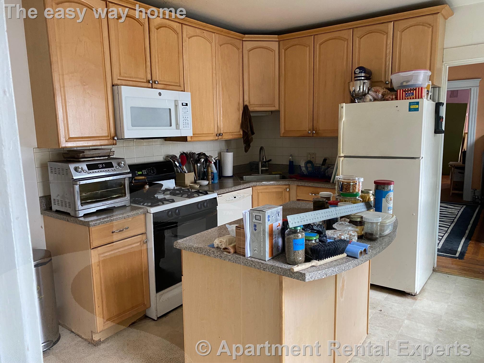 50 Oxford Ave, Belmont Line