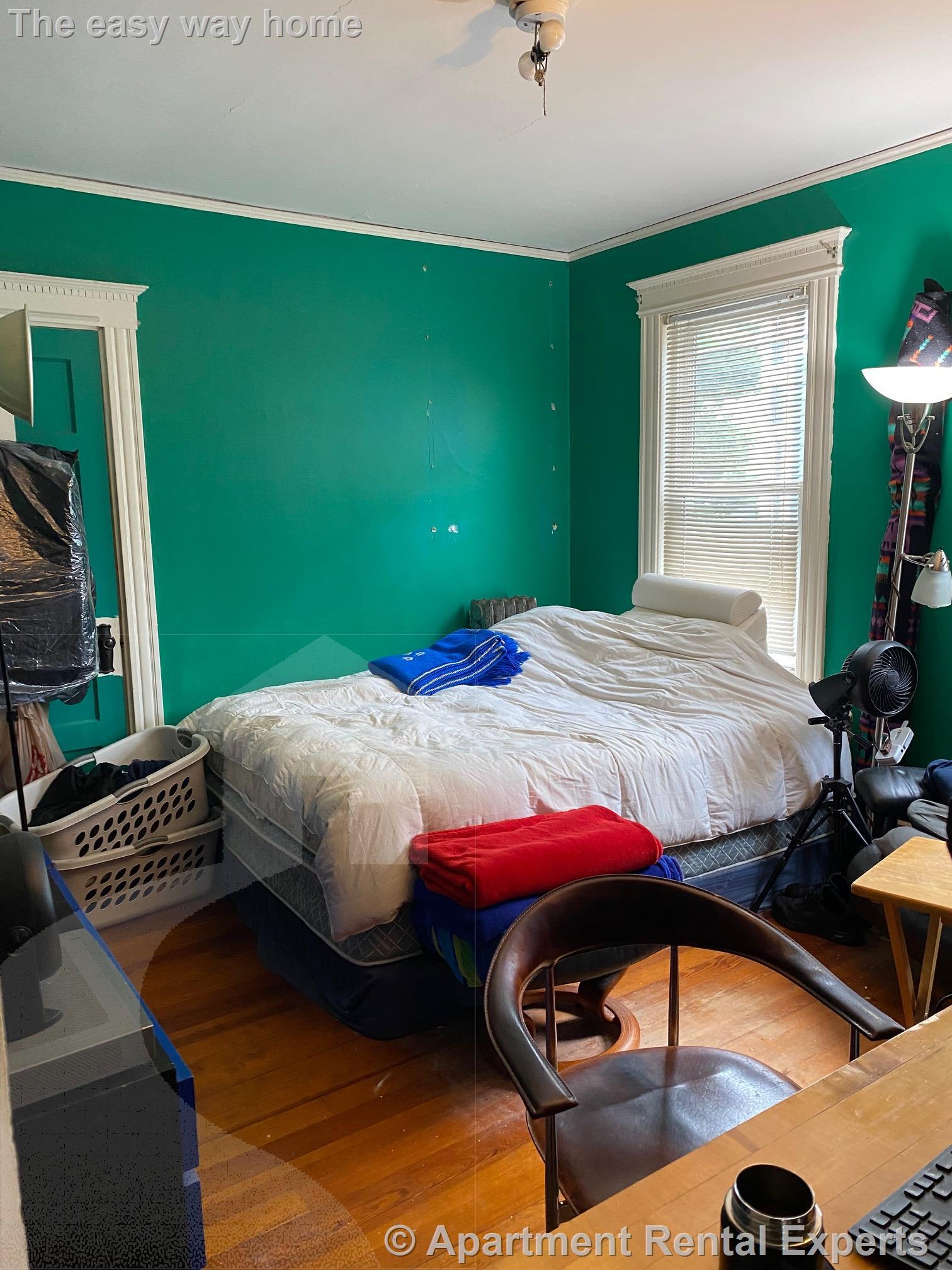 50 Oxford Ave, Belmont Line