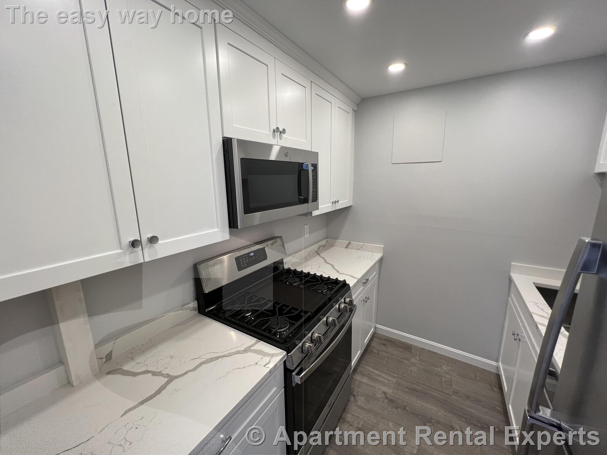 85 East India Row, Downtown