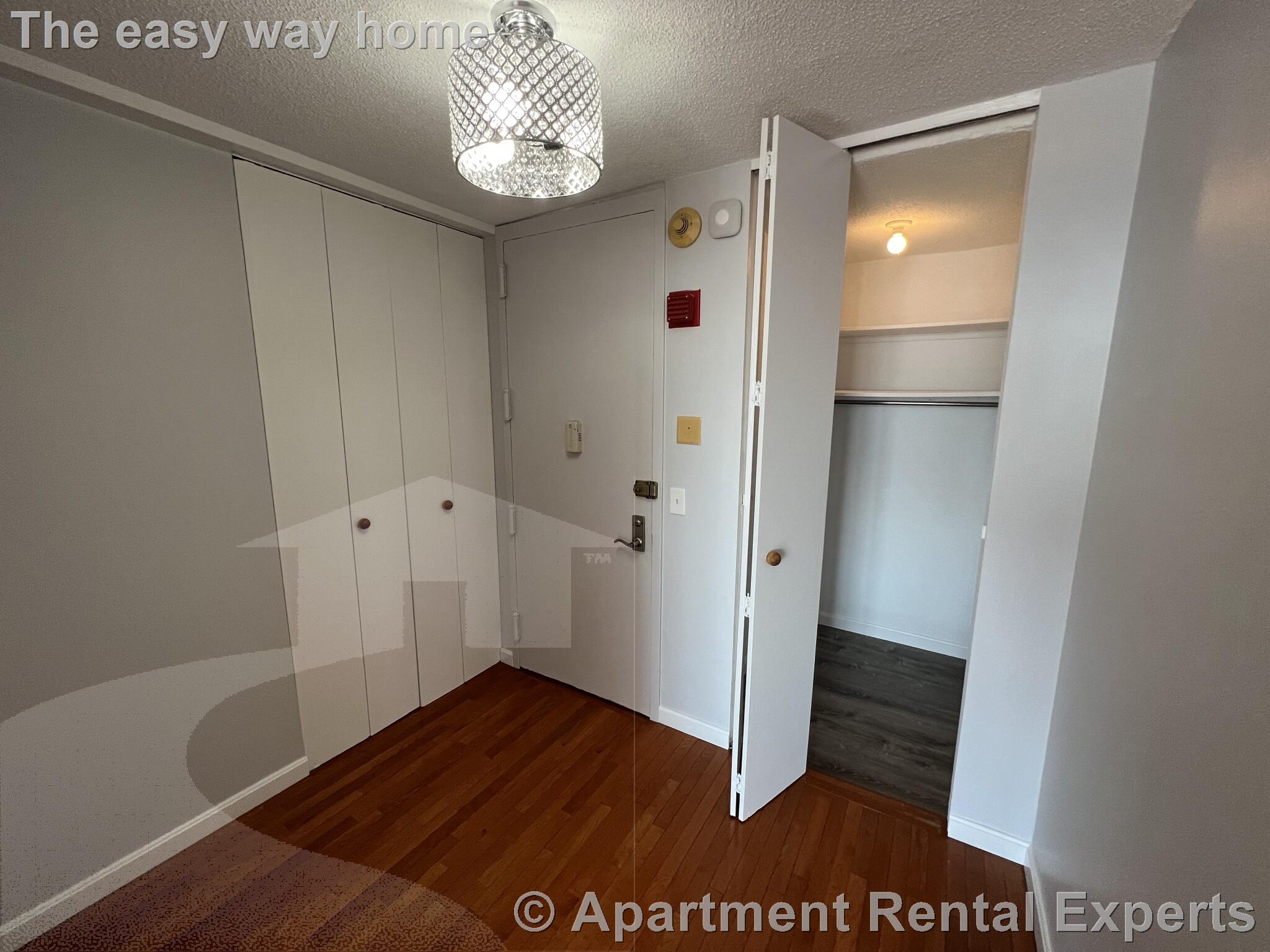 85 East India Row, Downtown