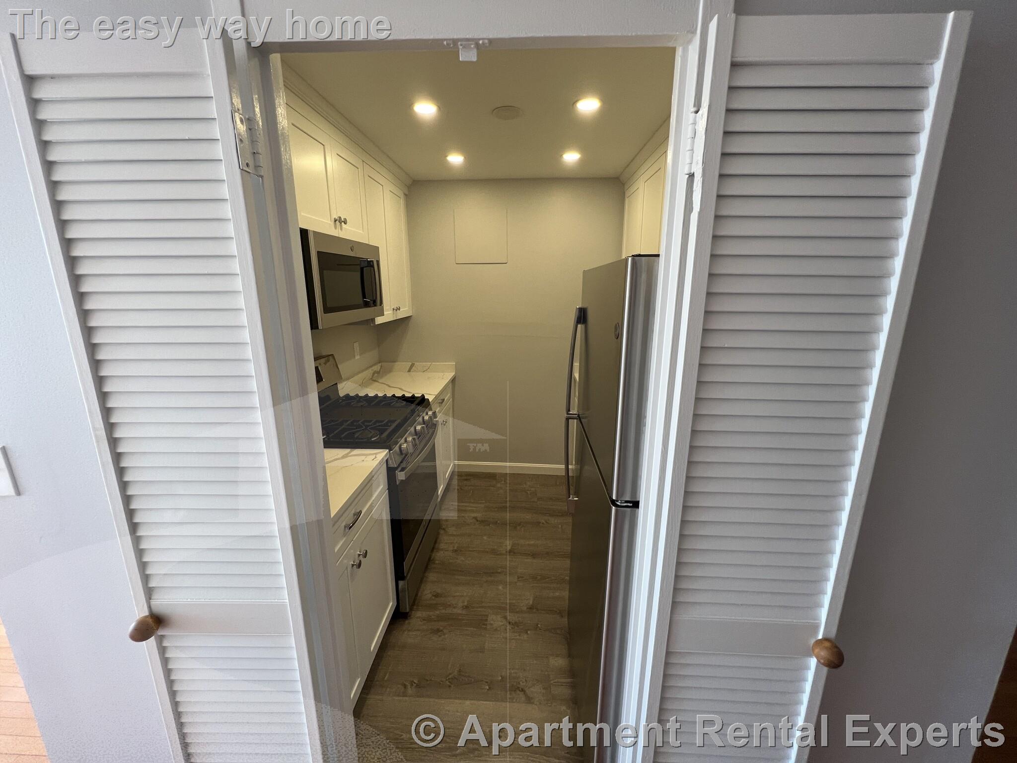 85 East India Row, Downtown