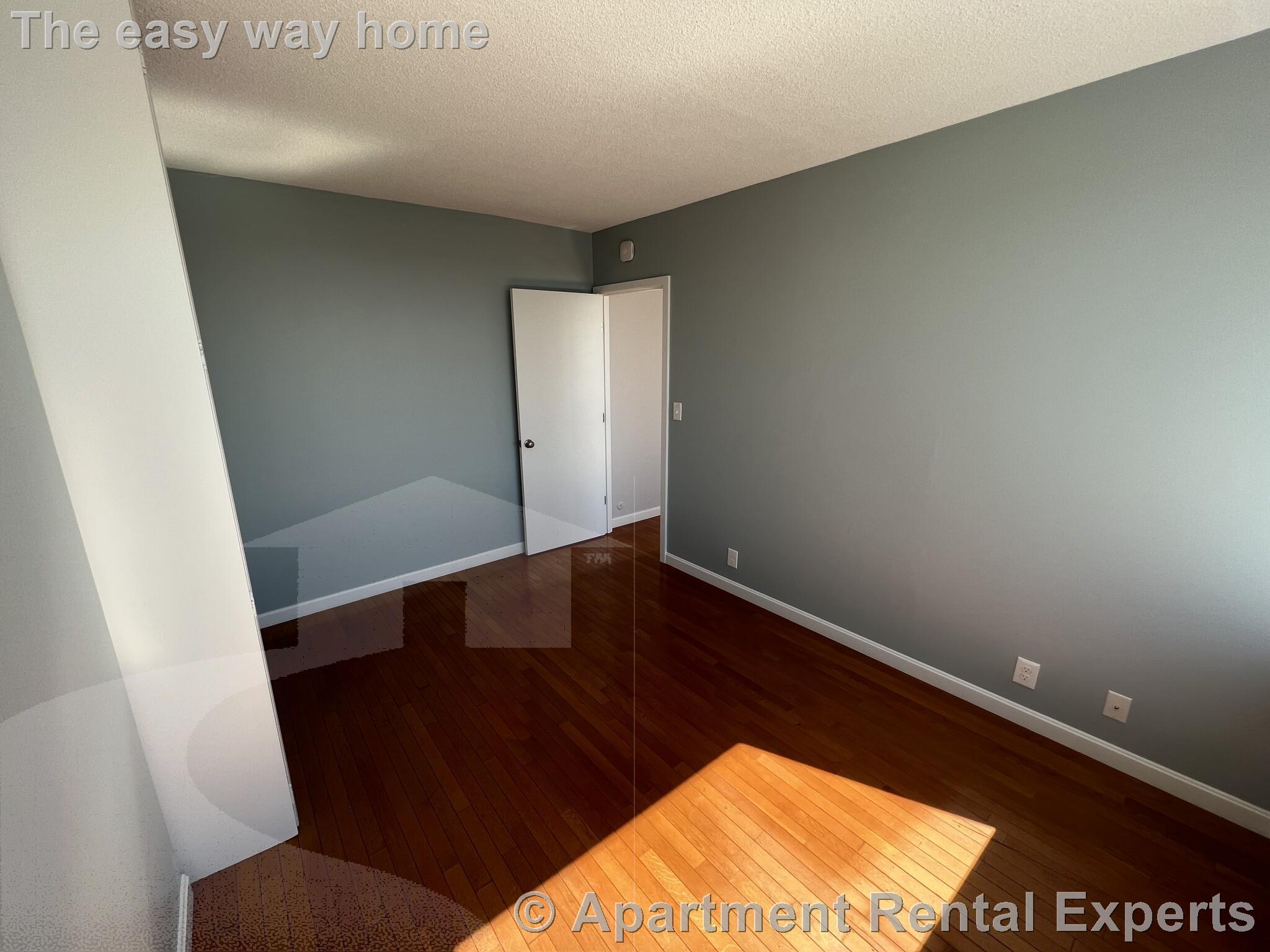 85 East India Row, Downtown