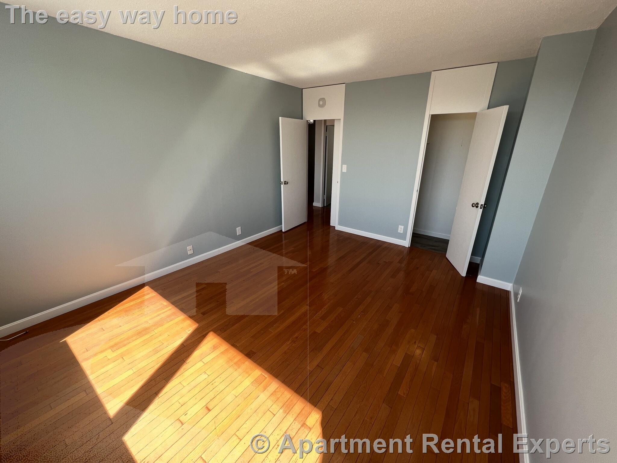 85 East India Row, Downtown