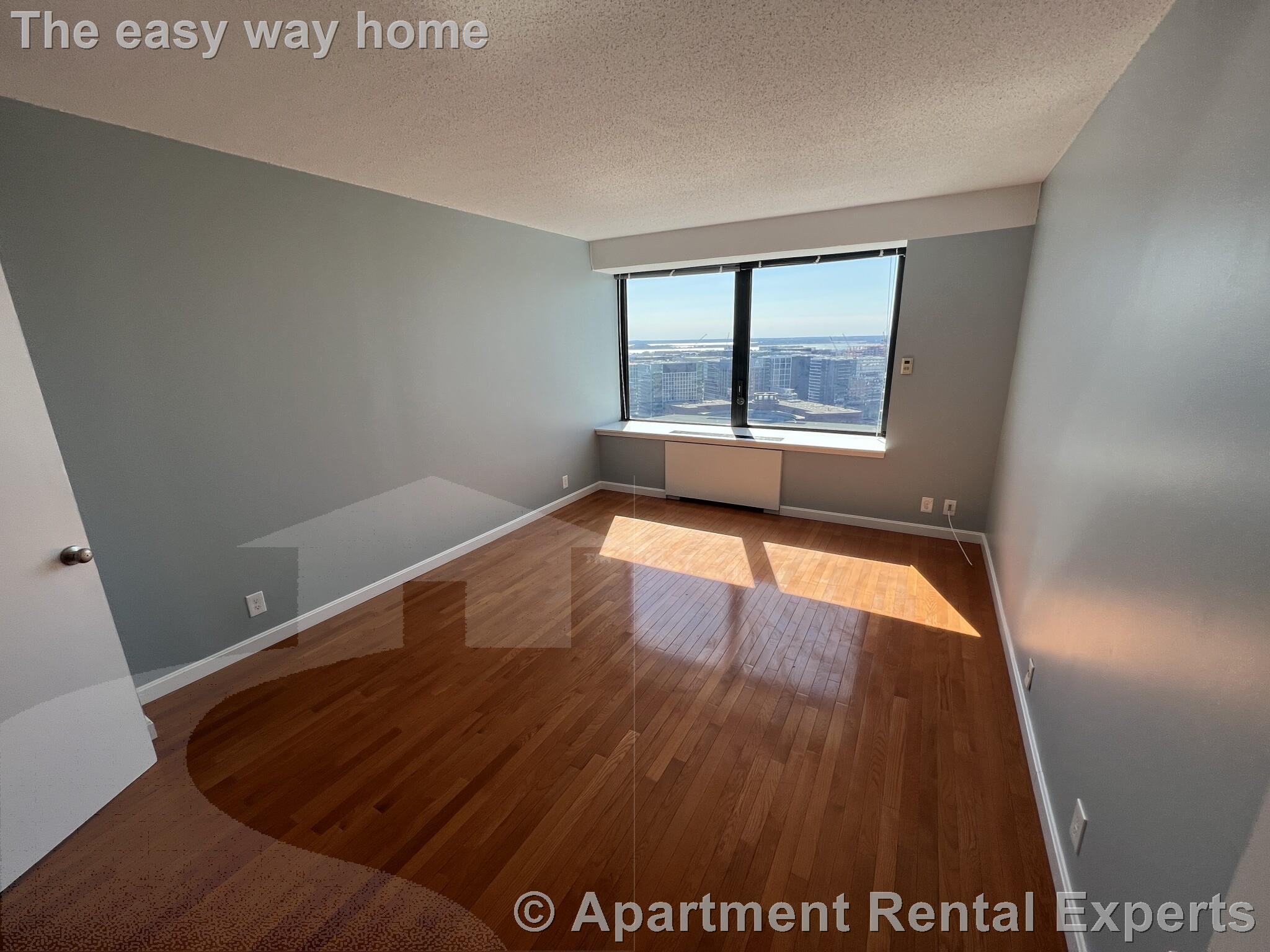 85 East India Row, Downtown