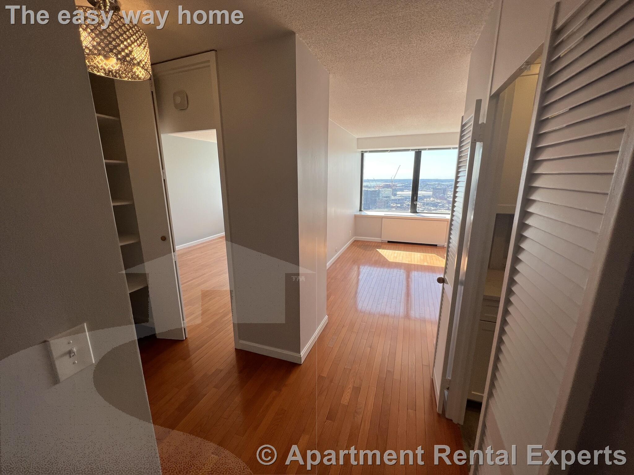 85 East India Row, Downtown