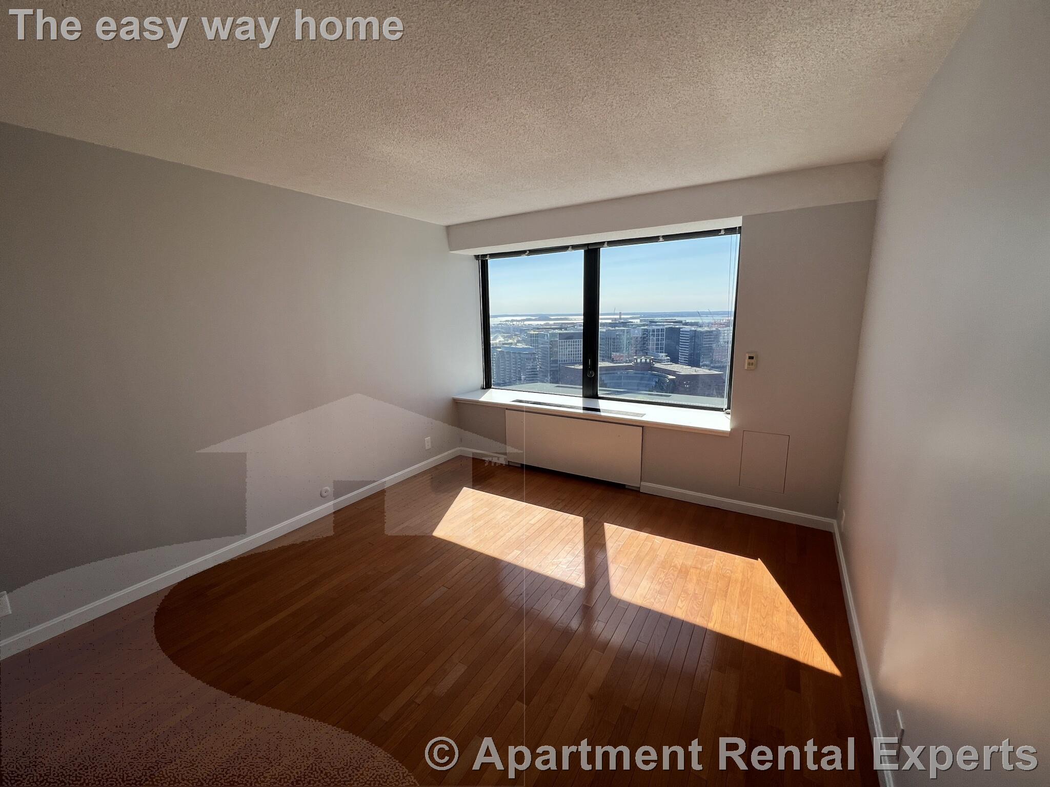 85 East India Row, Downtown