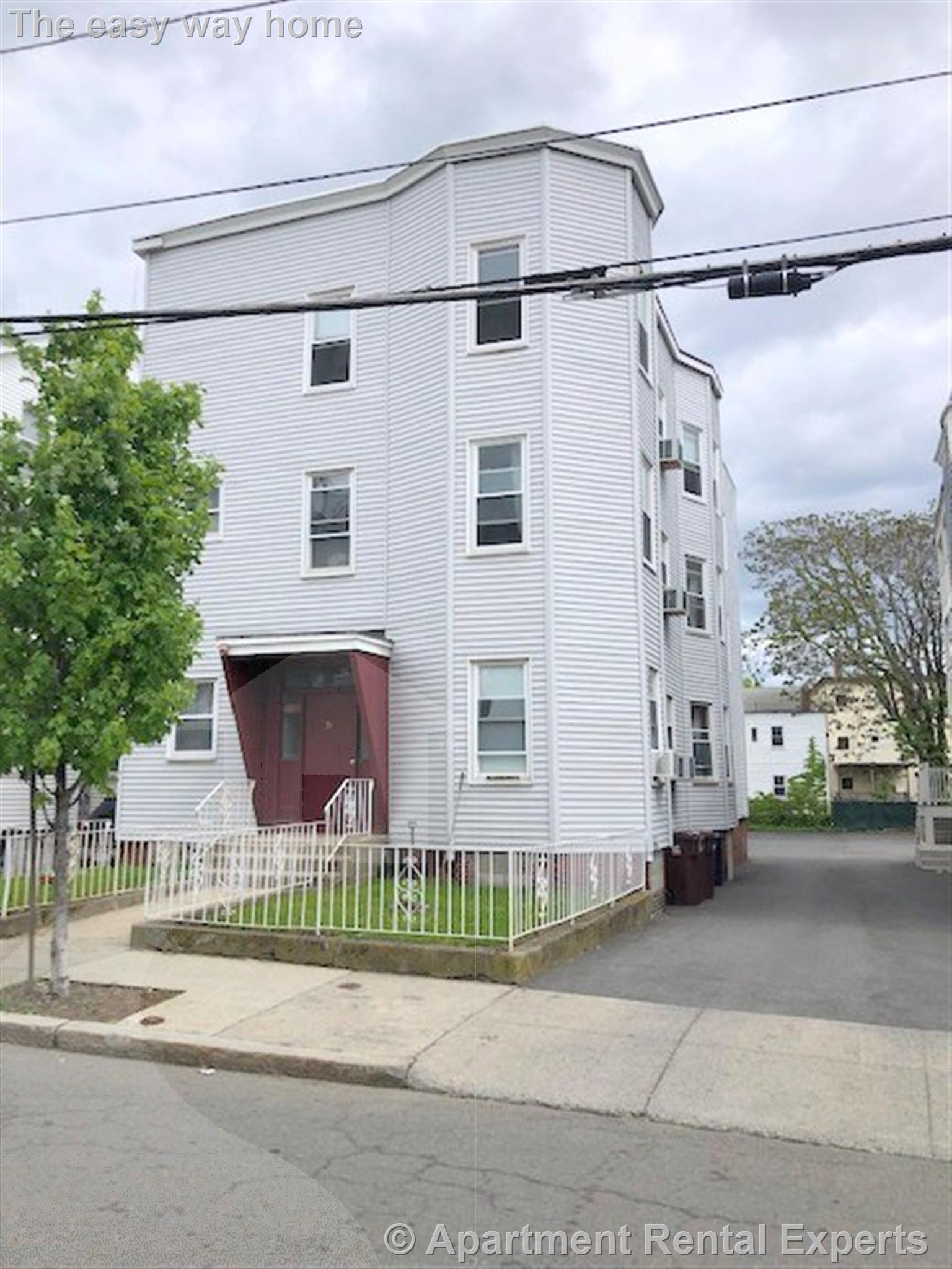 35 School St, Everett