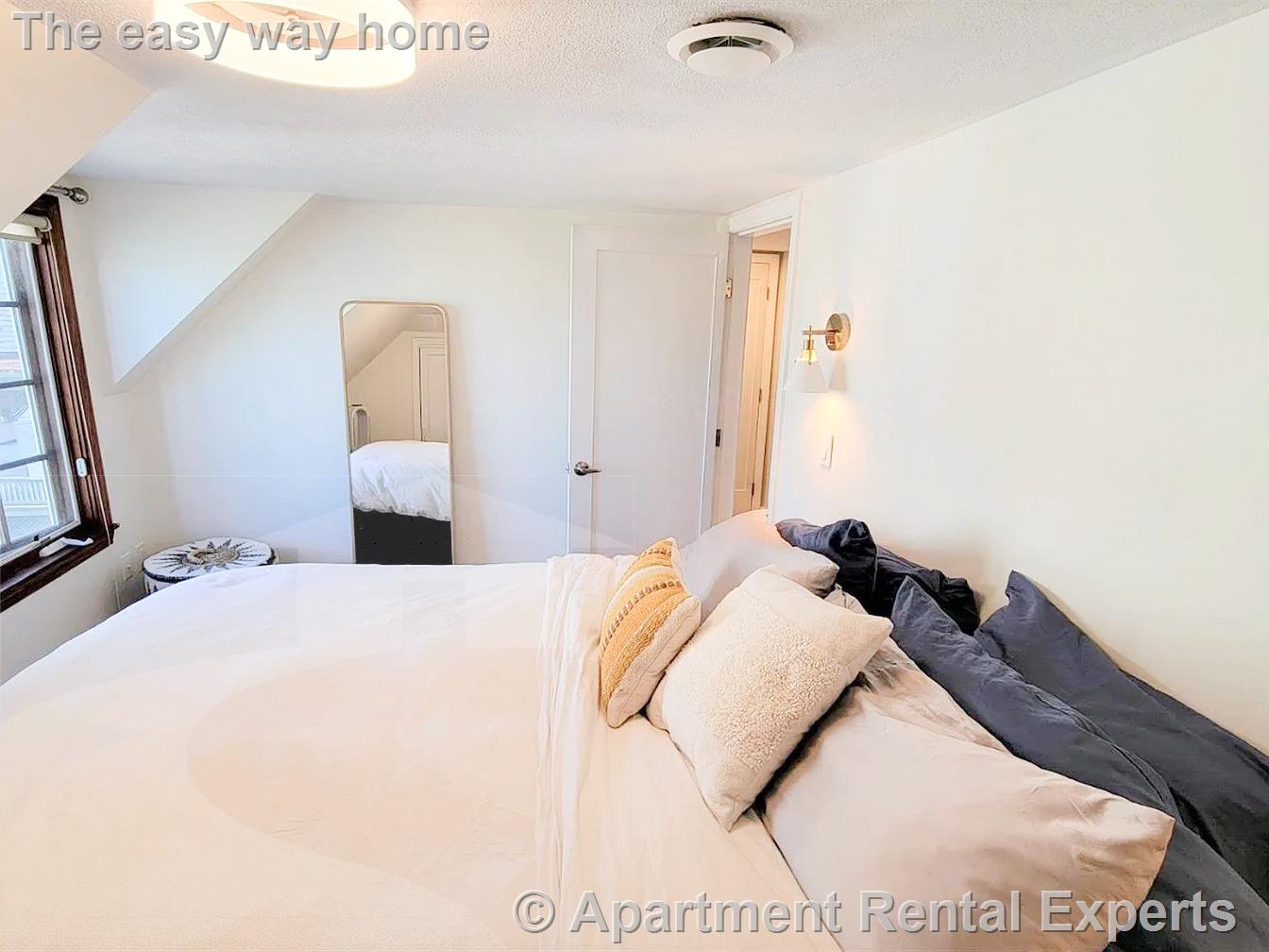 4R Day St, Davis Square