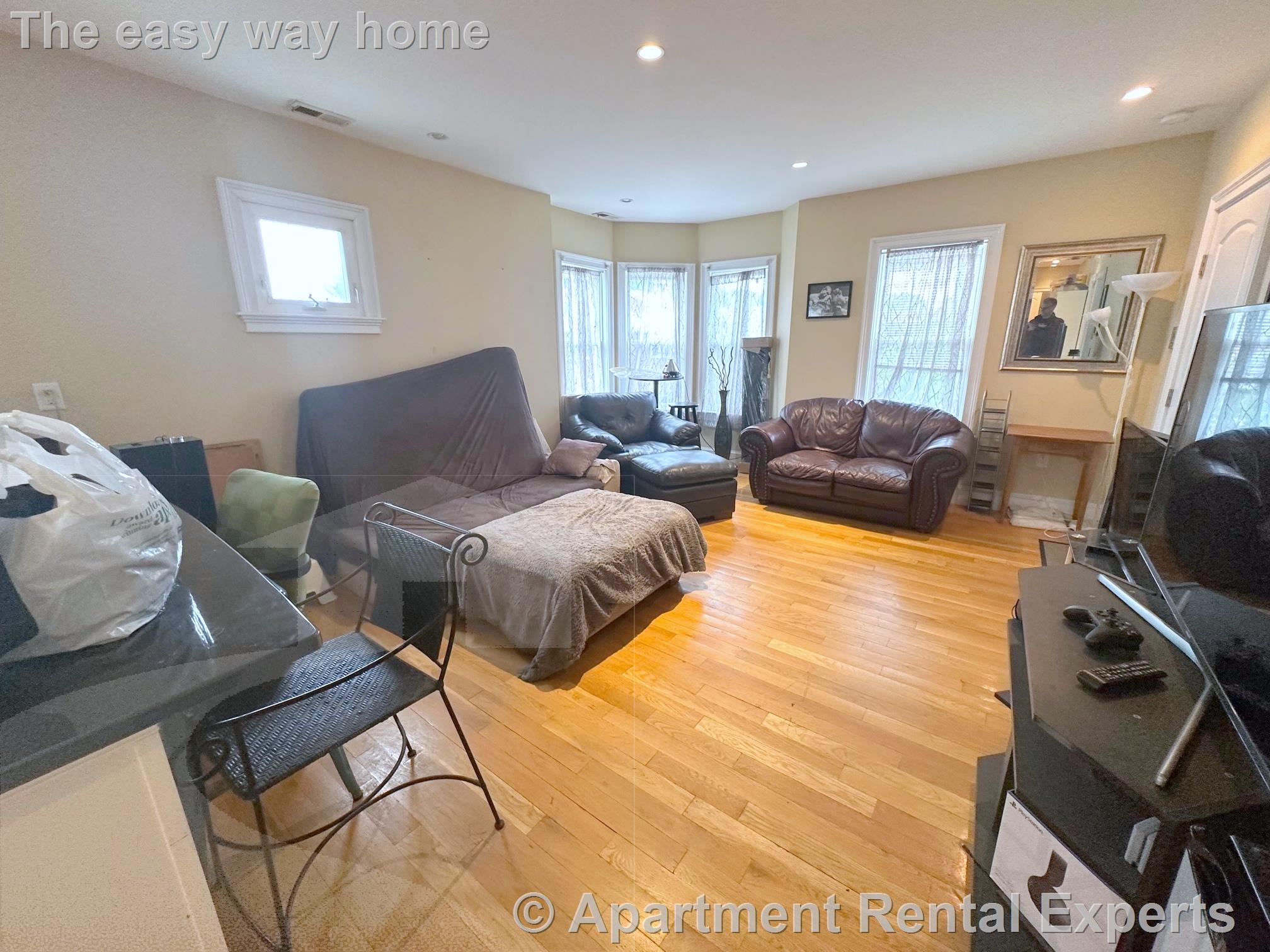 57 Greenleaf Ave, Tufts