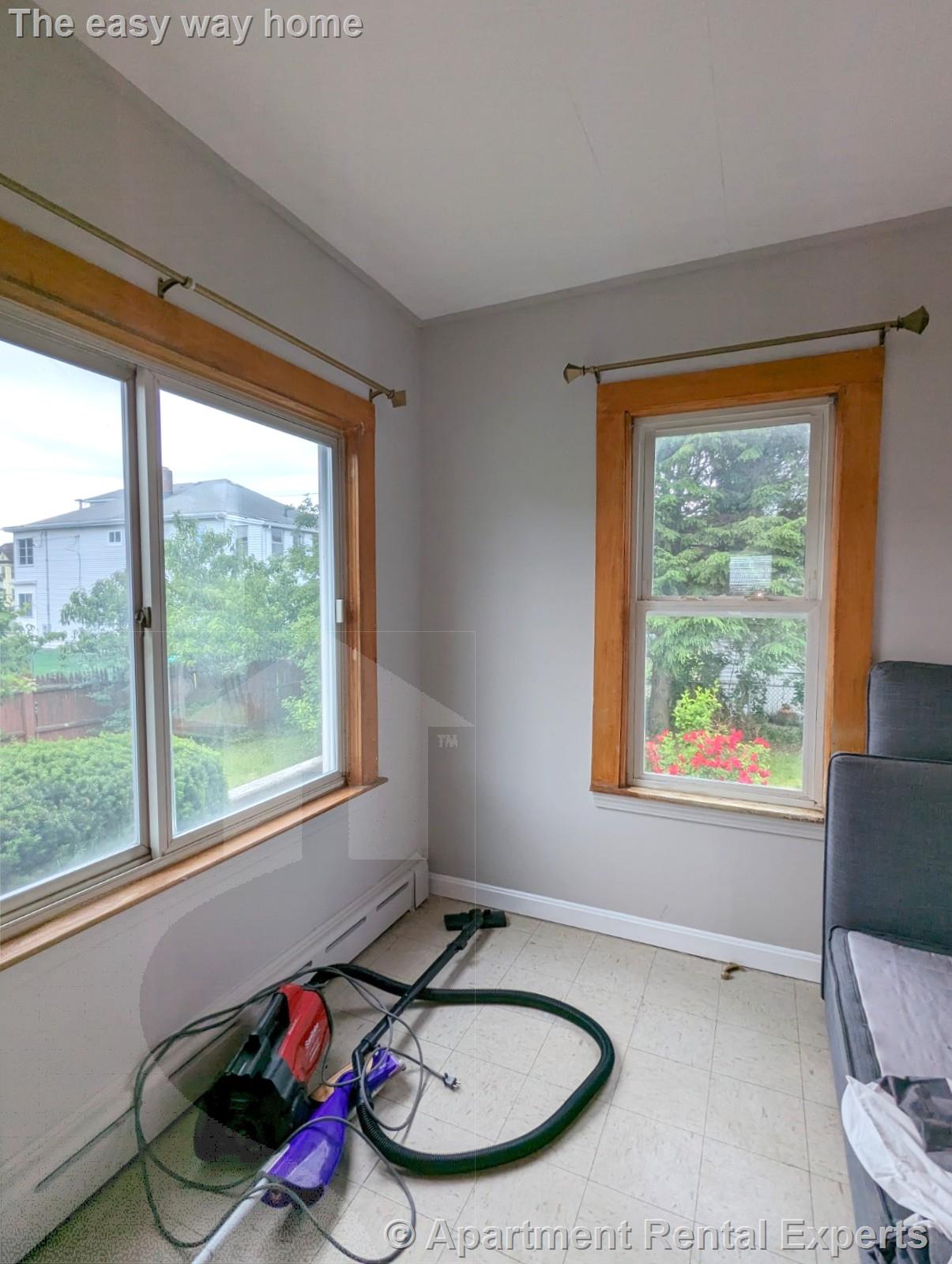 9 Goldsmith Ave, Tufts