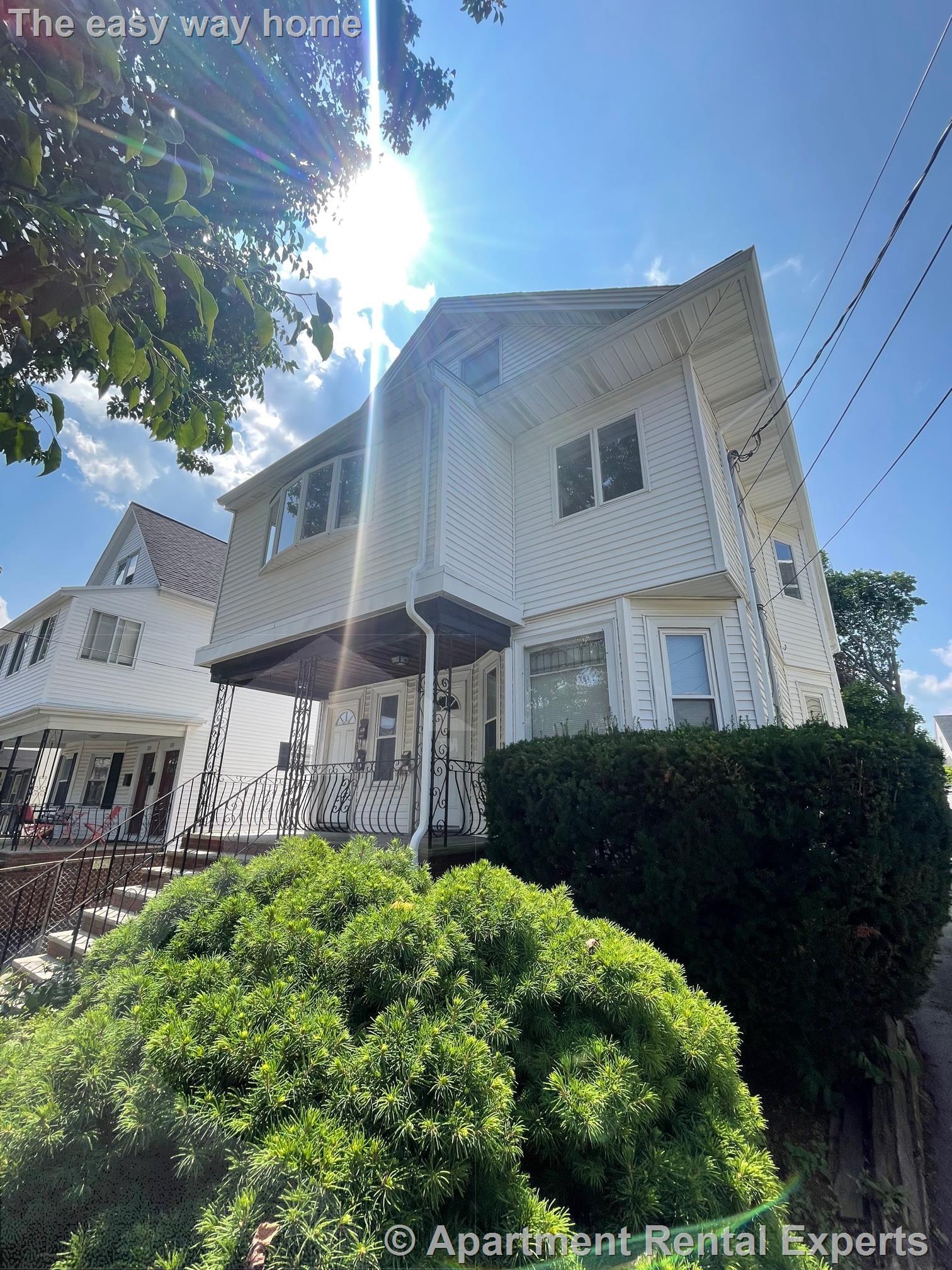 129 West Adams St, Tufts