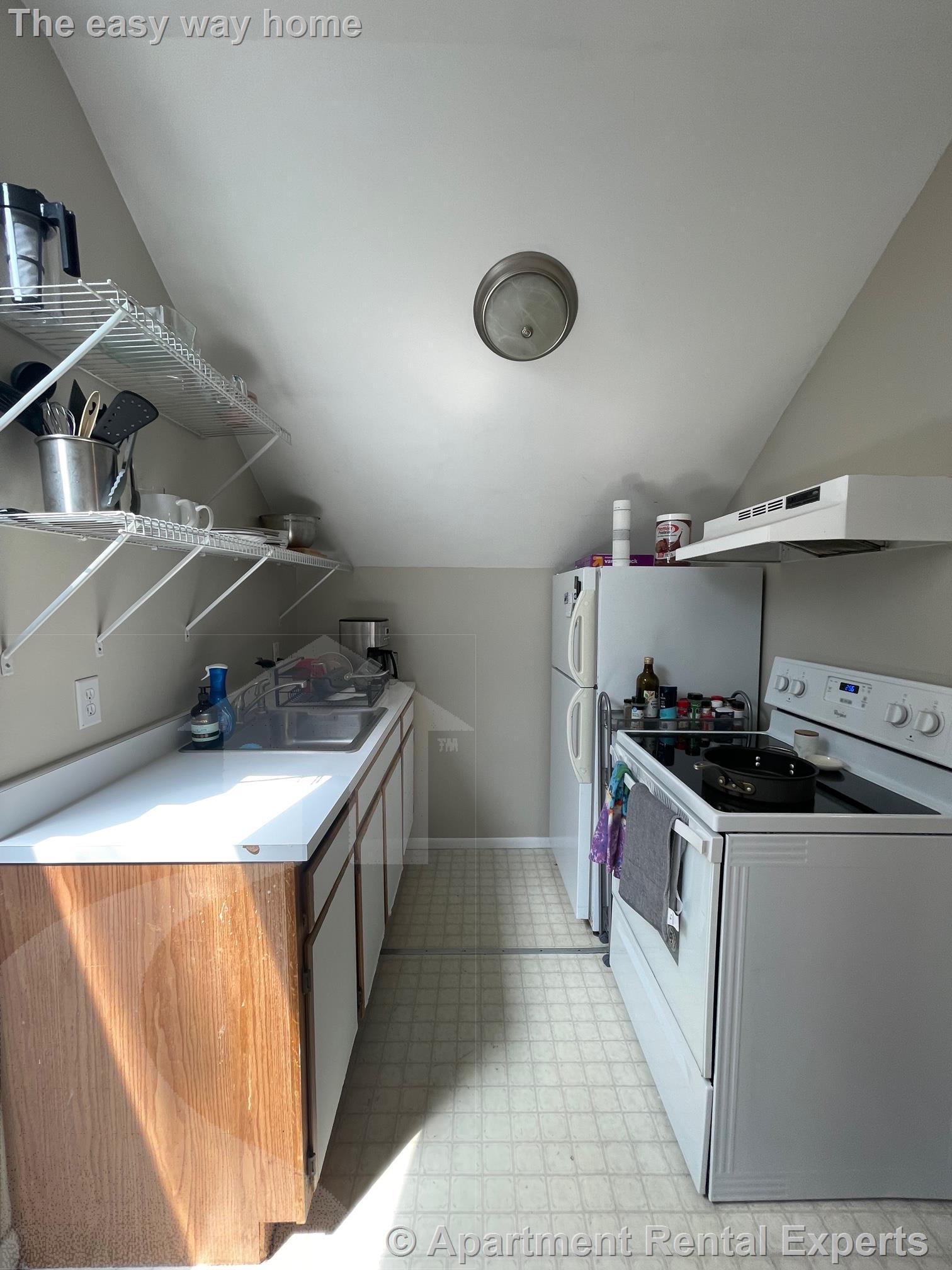 129 West Adams St, Tufts