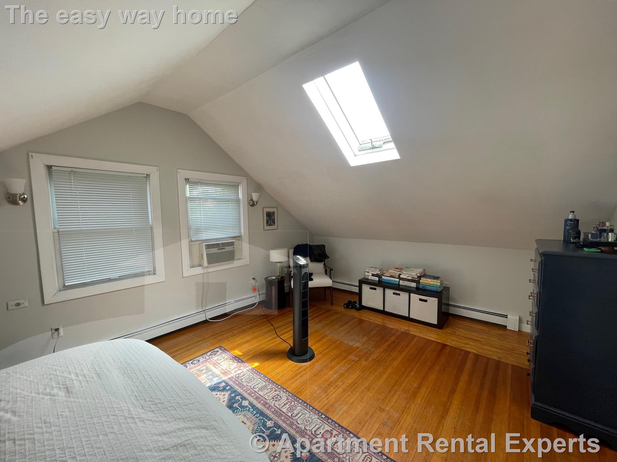 129 West Adams St, Tufts