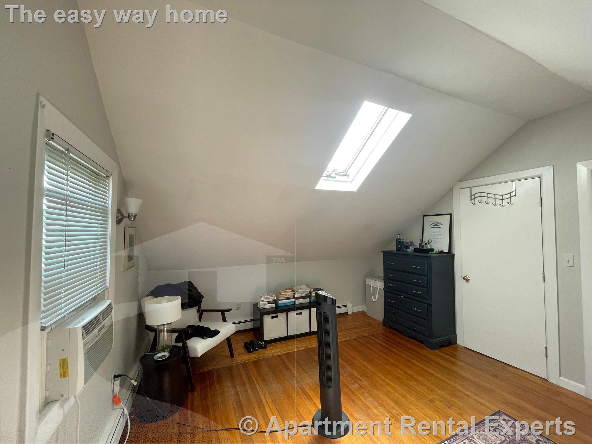 129 West Adams St, Tufts