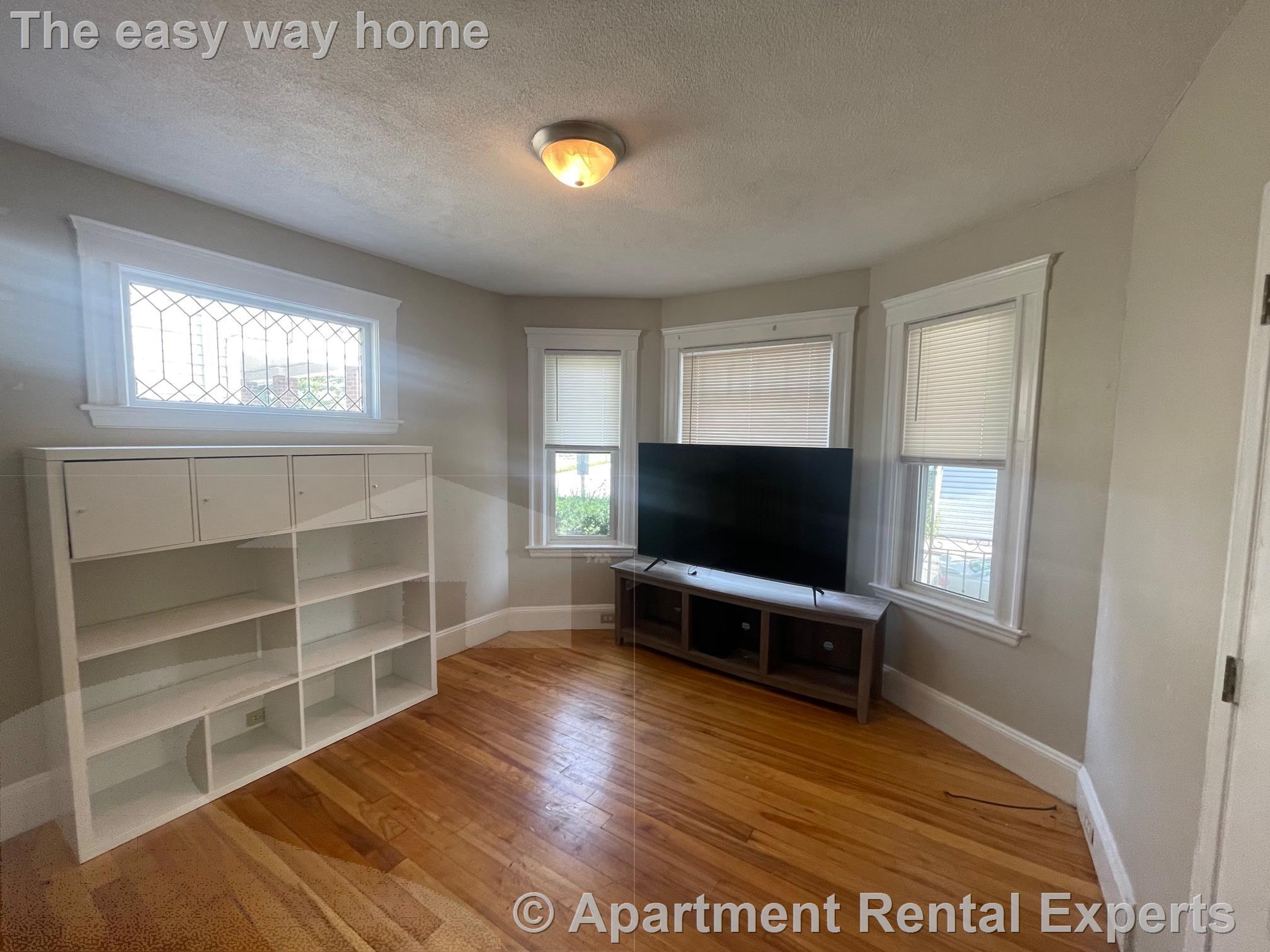 127 West Adams St, Tufts