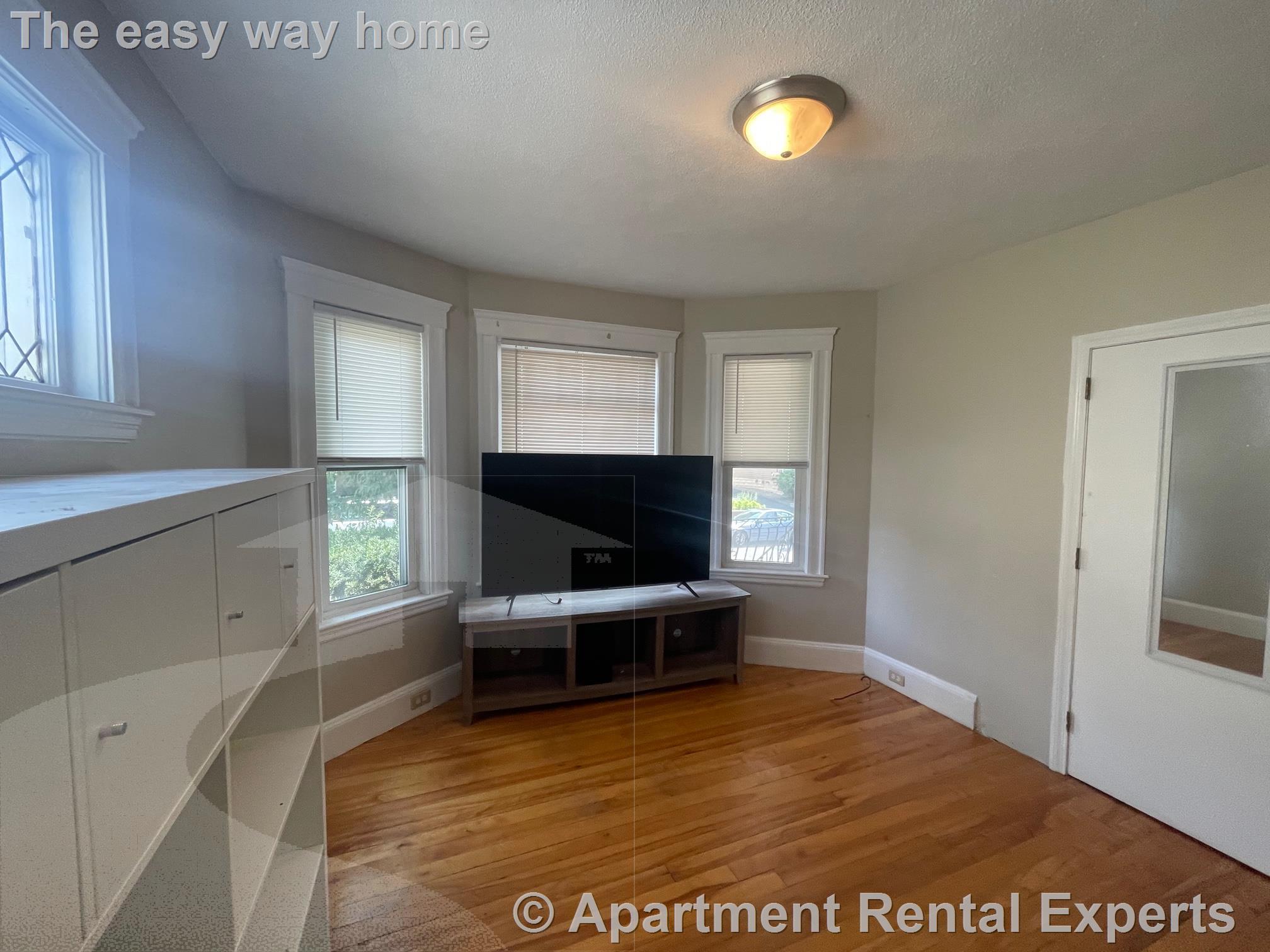 127 West Adams St, Tufts