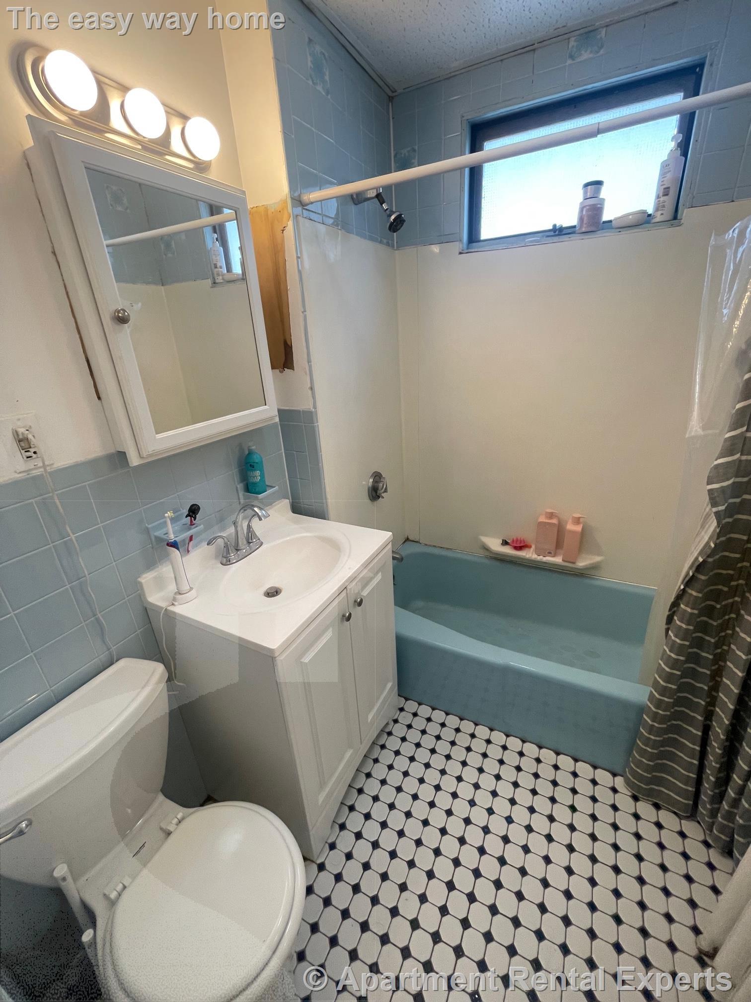 127 West Adams St, Tufts