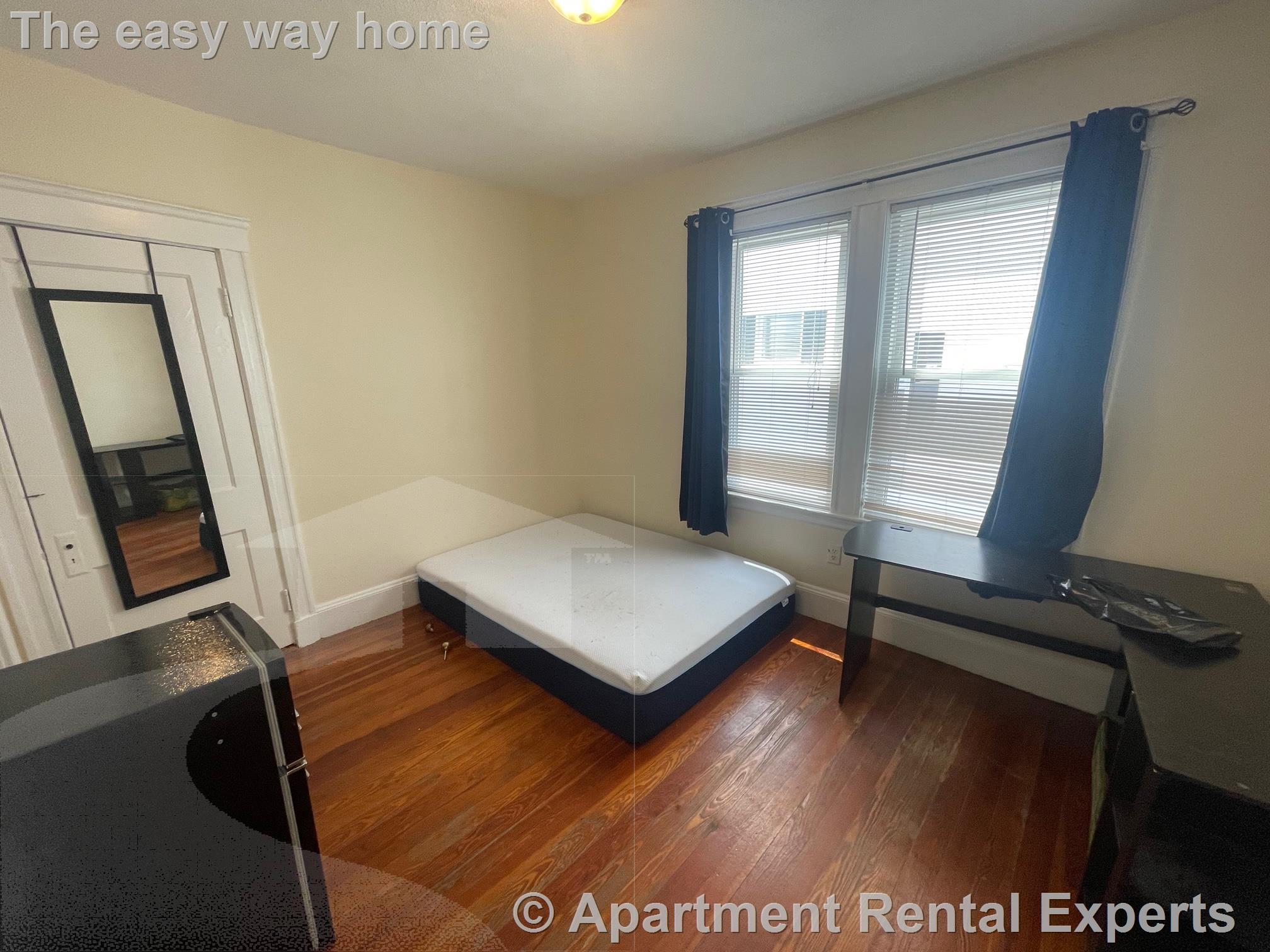 127 West Adams St, Tufts