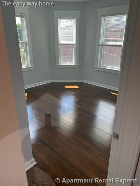 31-33 Raymond Ave, Tufts