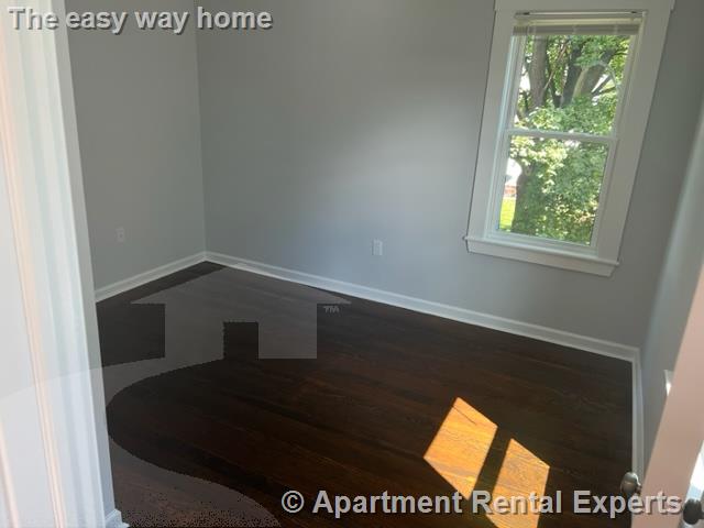 31-33 Raymond Ave, Tufts