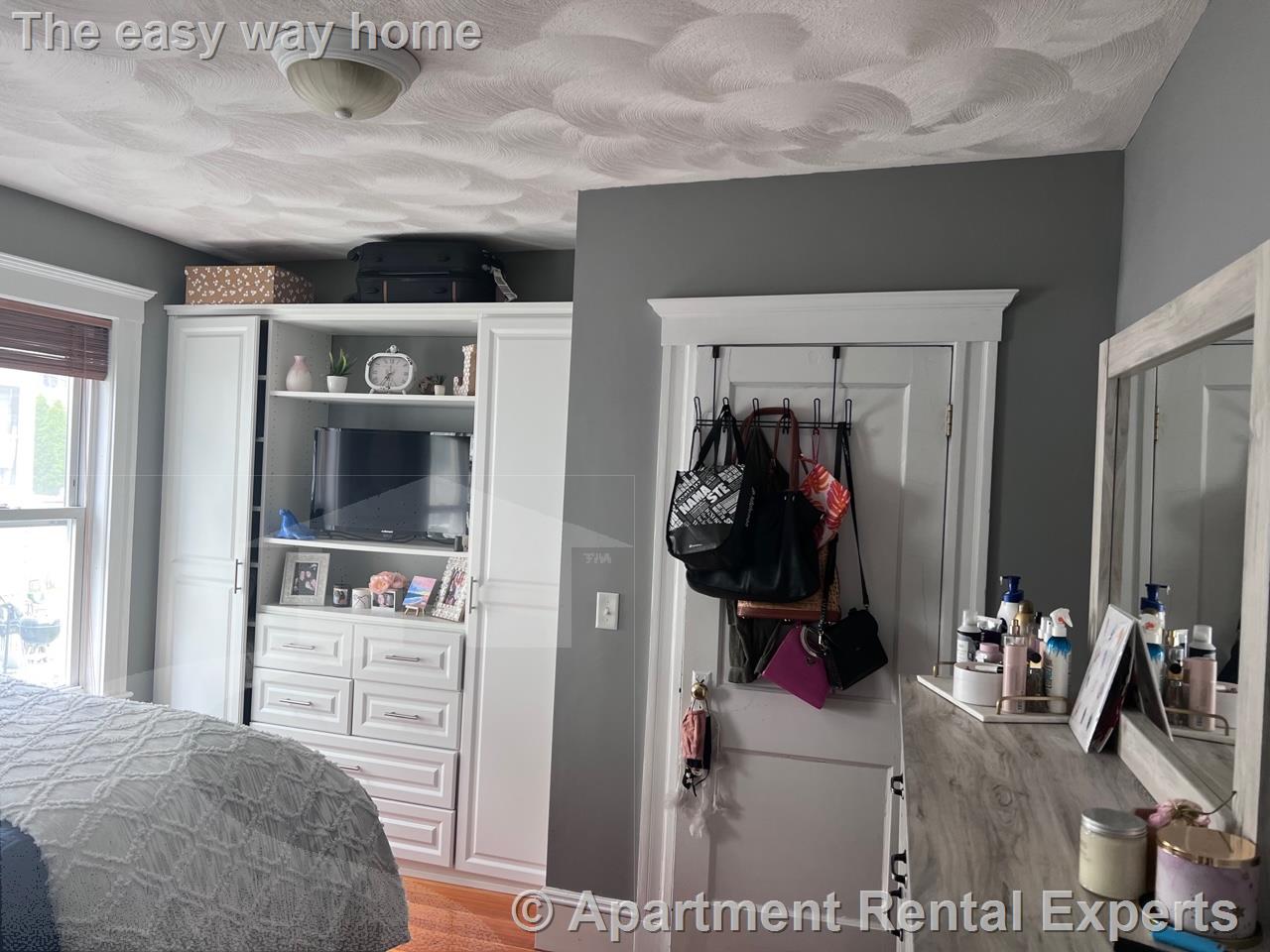 977 Broadway, Davis Square