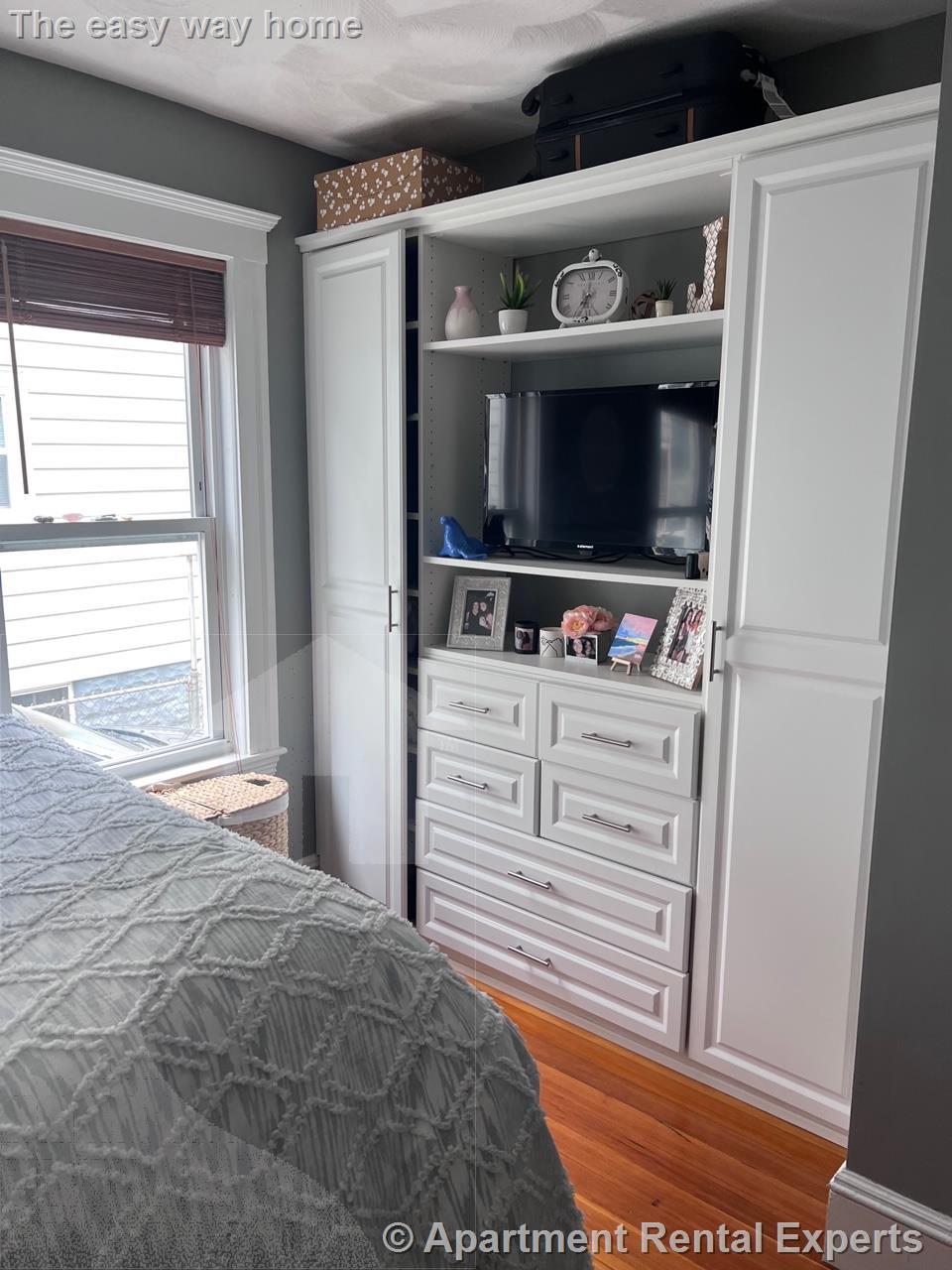 977 Broadway, Davis Square