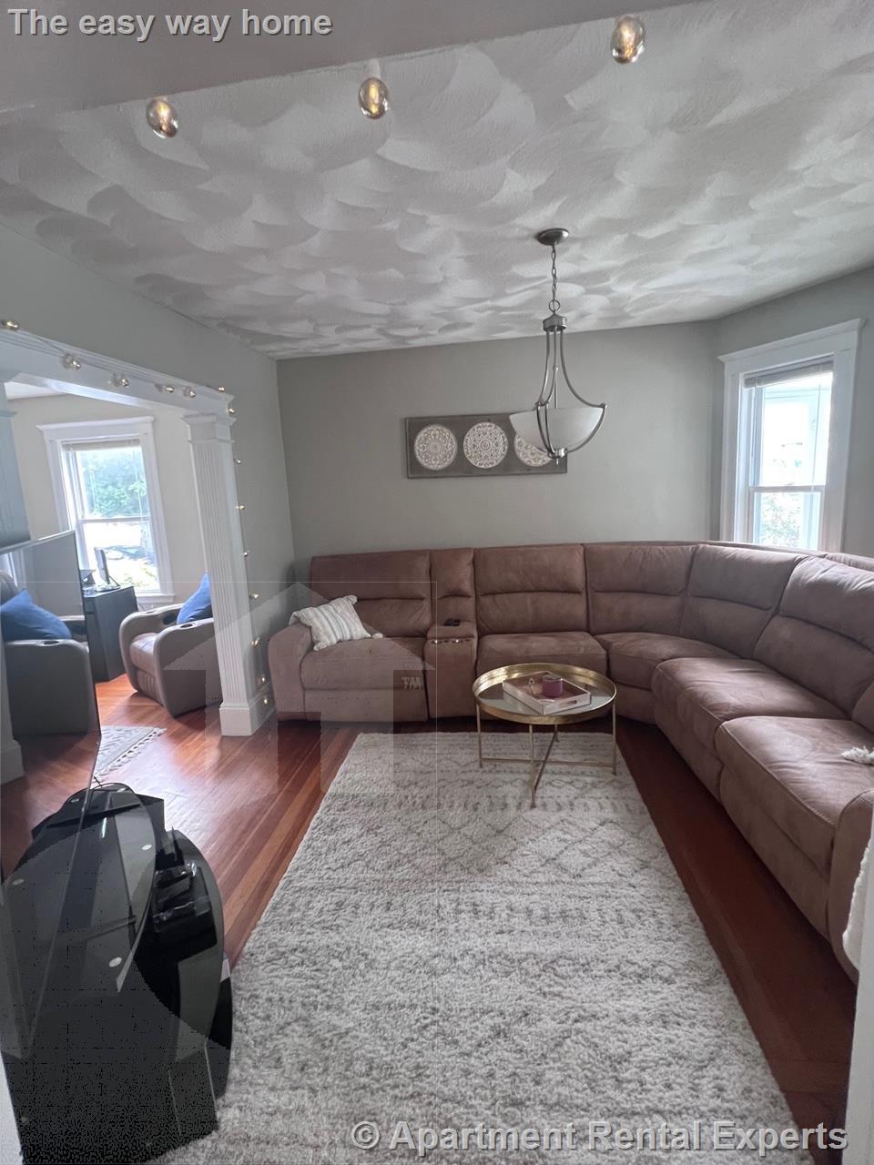 977 Broadway, Davis Square