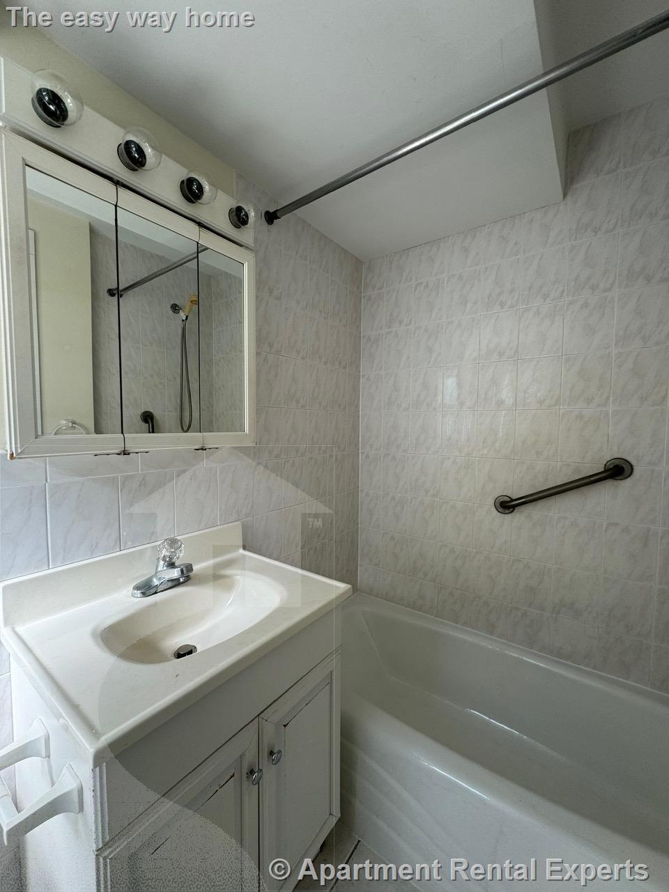 8 Swan Pl, Arlington Center